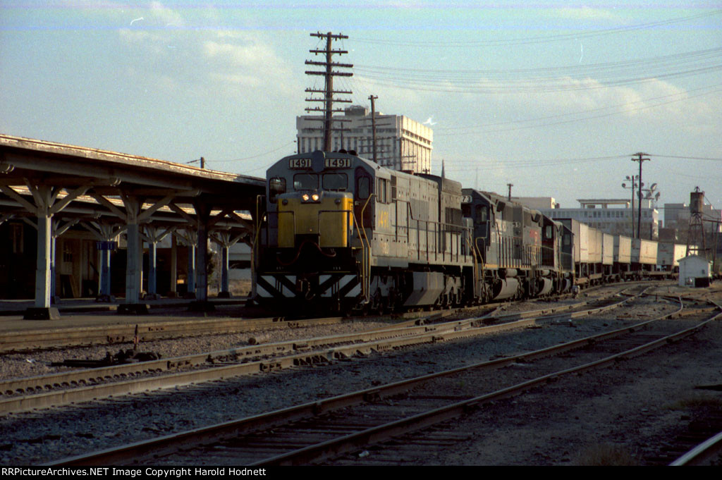 SBD 1491 leads a northbound TOFC train past Seaboard Station